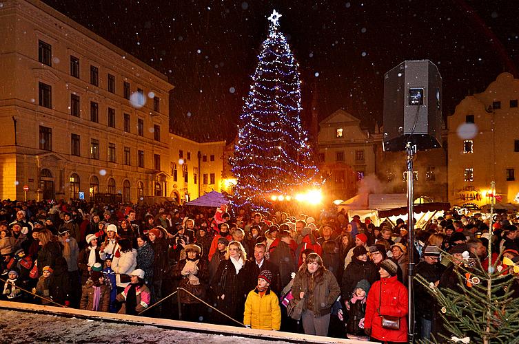 Hudebně poetické otevření adventu spojené s rozsvícením vánočního stromu, náměstí Svornosti Český Krumlov, 28.11.2010