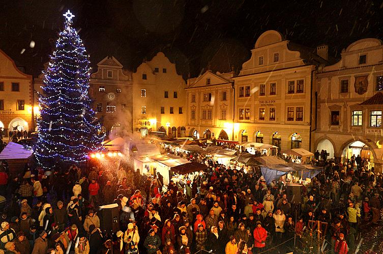 Musikalisch poetische Eröffnung des Advents, verbunden mit der Beleuchtung des Weihnachtsbaums, Stadtplatz Náměstí Svornosti, Český Krumlov, 28.11.2010