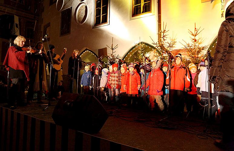 3. adventní neděle - Společné zpívání u vánočního stromu, Advent a Vánoce v Českém Krumlově 2010