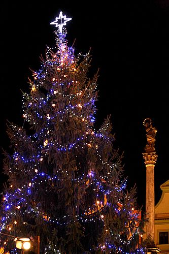 Hudebně poetické otevření adventu spojené s rozsvícením vánočního stromu, náměstí Svornosti Český Krumlov, 27.11.2011