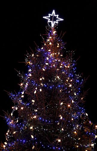 1. adventní neděle - hudebně poetické otevření adventu spojené s rozsvícením vánočního stromu, 2.12.2012