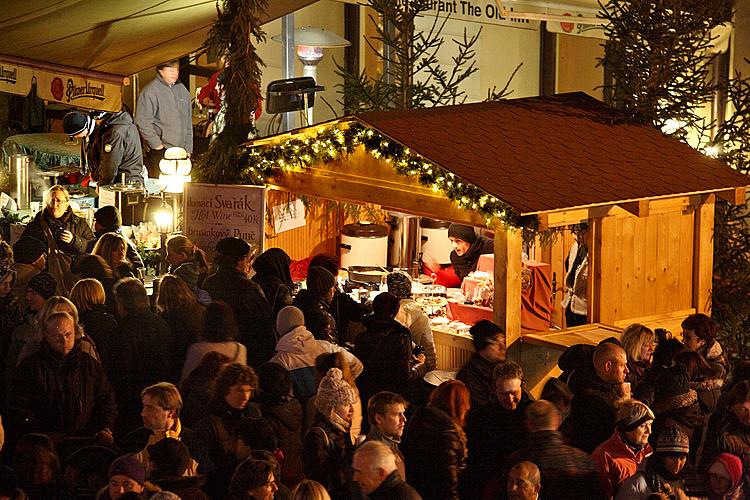 1. adventní neděle - hudebně poetické otevření adventu spojené s rozsvícením vánočního stromu, 2.12.2012