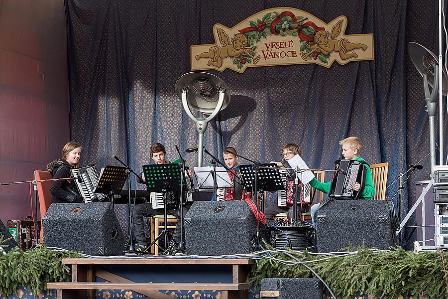 Konzerte: Akkordeon-Quartett der Kunstschule ZUŠ, „Nádrž“ von der Grundschule Za nádražím und Chlapi v sobě 13.12.2014, Advent und Weihnachten in Český Krumlov