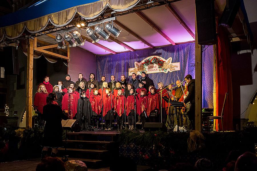 Singing Together at the Christmas Tree: Children from local kindergartens and elementary schools and Municipal Singing Choir Perchta, moderated by Jan Palkovič and Ivo Janoušek 14.12.2014, Advent and Christmas in Český Krumlov