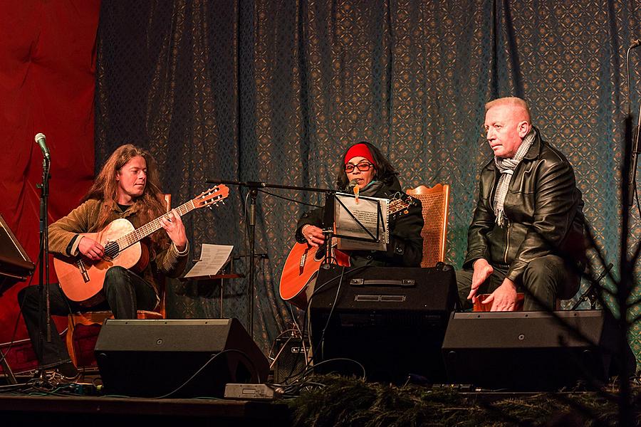We Bring you Songs - Musical gifts presented by local musicians concluding in the traditional Silent Night sung along by citizens of all nationalities 20.12.2015, Advent and Christmas in Český Krumlov