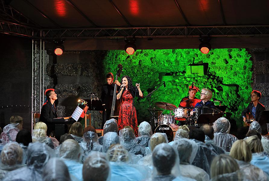 Rendez-vous with Radka Fišarová /Chanson Evening/, Kooperativa Garden, 25.7.2017, 26th International Music Festival Český Krumlov 2017