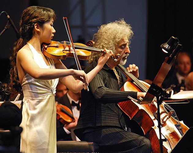Mischa Maisky (violoncello), Min-Jung Suh (violin) and Czech Radio Symphony Orchestra, 15th July 2005, International Music Festival Český Krumlov, source: © Auviex s.r.o., photo: Libor Sváček