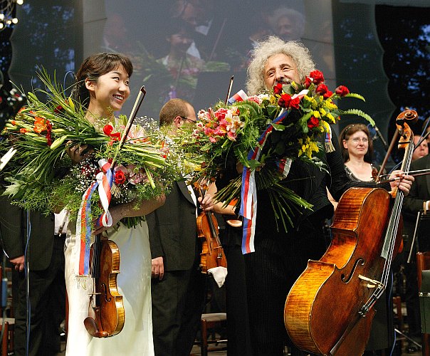 Mischa Maisky (violoncello), Min-Jung Suh (violin) and Czech Radio Symphony Orchestra, 15th July 2005, International Music Festival Český Krumlov, source: © Auviex s.r.o., photo: Libor Sváček