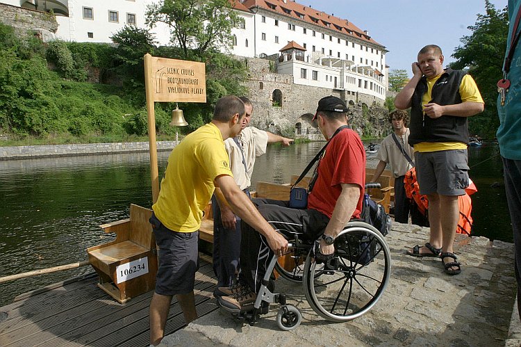 Vyhlídková plavba na voru, Den s handicapem - Den bez bariér Český Krumlov, 10. září 2005, foto: © Lubor Mrázek