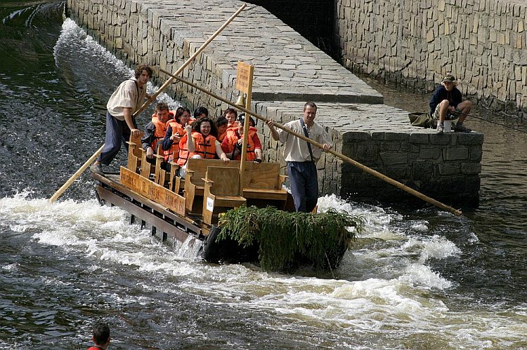 Vyhlídková plavba na voru, Den s handicapem - Den bez bariér Český Krumlov, 10. září 2005, foto: © Lubor Mrázek