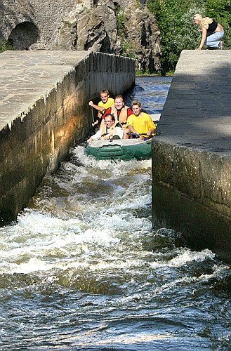 Vyhlídková plavba na raftu, Den s handicapem - Den bez bariér Český Krumlov, 10. září 2005, foto: © Lubor Mrázek