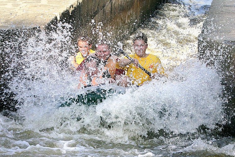 Vyhlídková plavba na raftu, Den s handicapem - Den bez bariér Český Krumlov, 10. září 2005, foto: © Lubor Mrázek