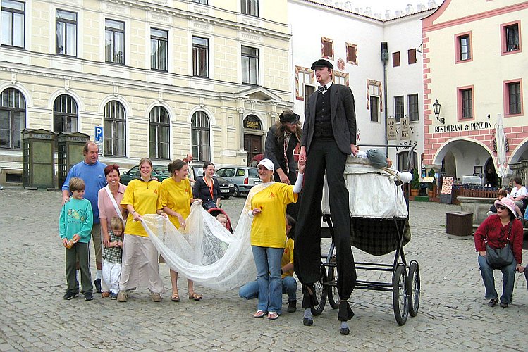 Vystoupení divadla Kvelb, Den s handicapem - Den bez bariér Český Krumlov, 11. září 2005, foto: © Miroslav Votřel
