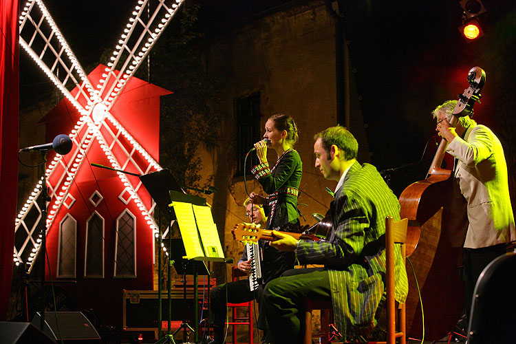 French Night - Music and sweet specialities of France, Brewery Garden, 28.7.2007, International Music Festival Český Krumlov, source: © Auviex s.r.o., photo: Libor Sváček